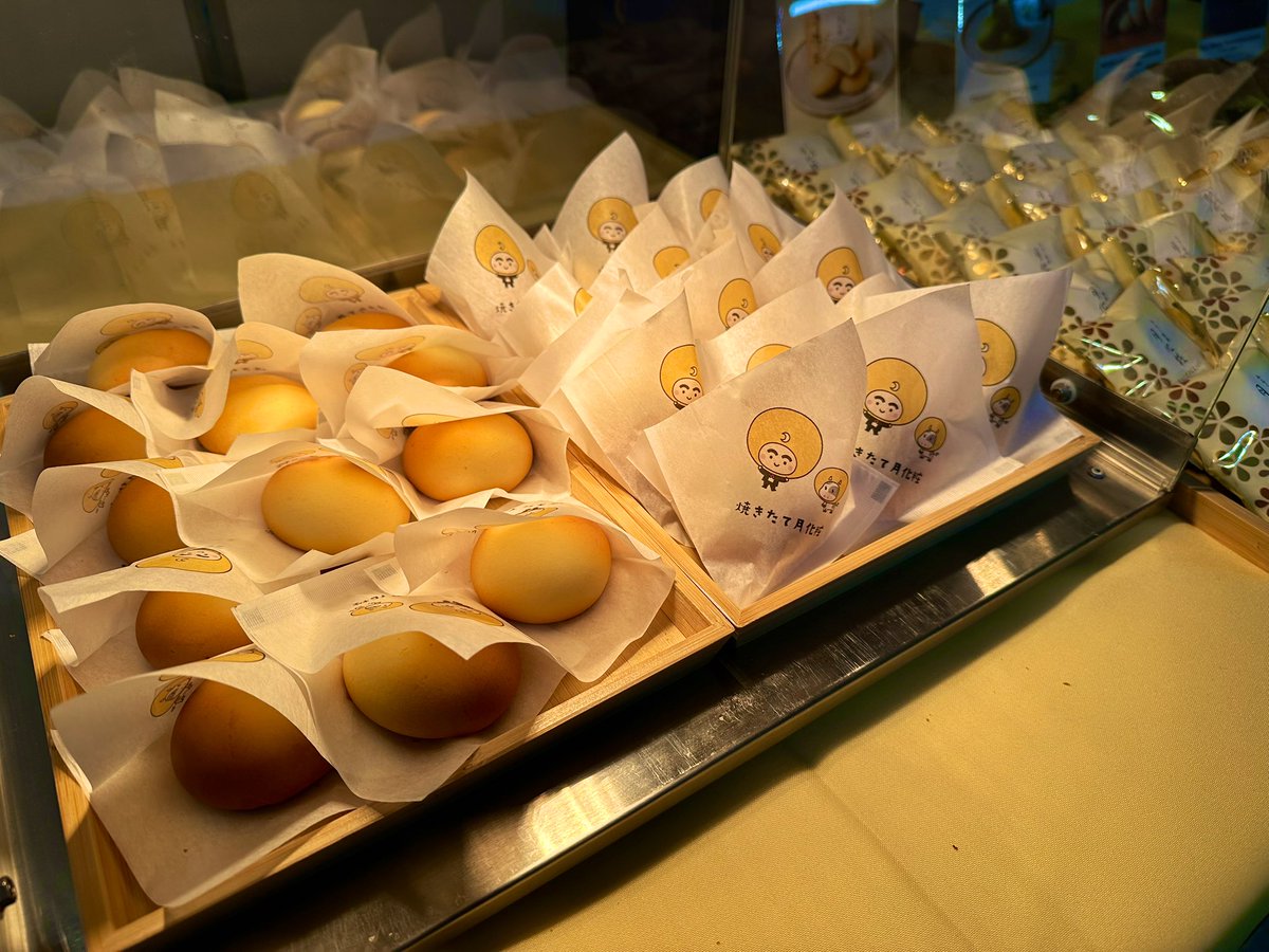 tsukigesho_PR's tweet photo. 月化粧のキッチンカーが出張中！
ゆずさん、スタッフの皆さんにホカホカの「焼きたて月化粧」を食べていただくでしゅ〜🌕✨
#ゆずオーケストラ
#月化粧 https://t.co/RDU8U3NIhr