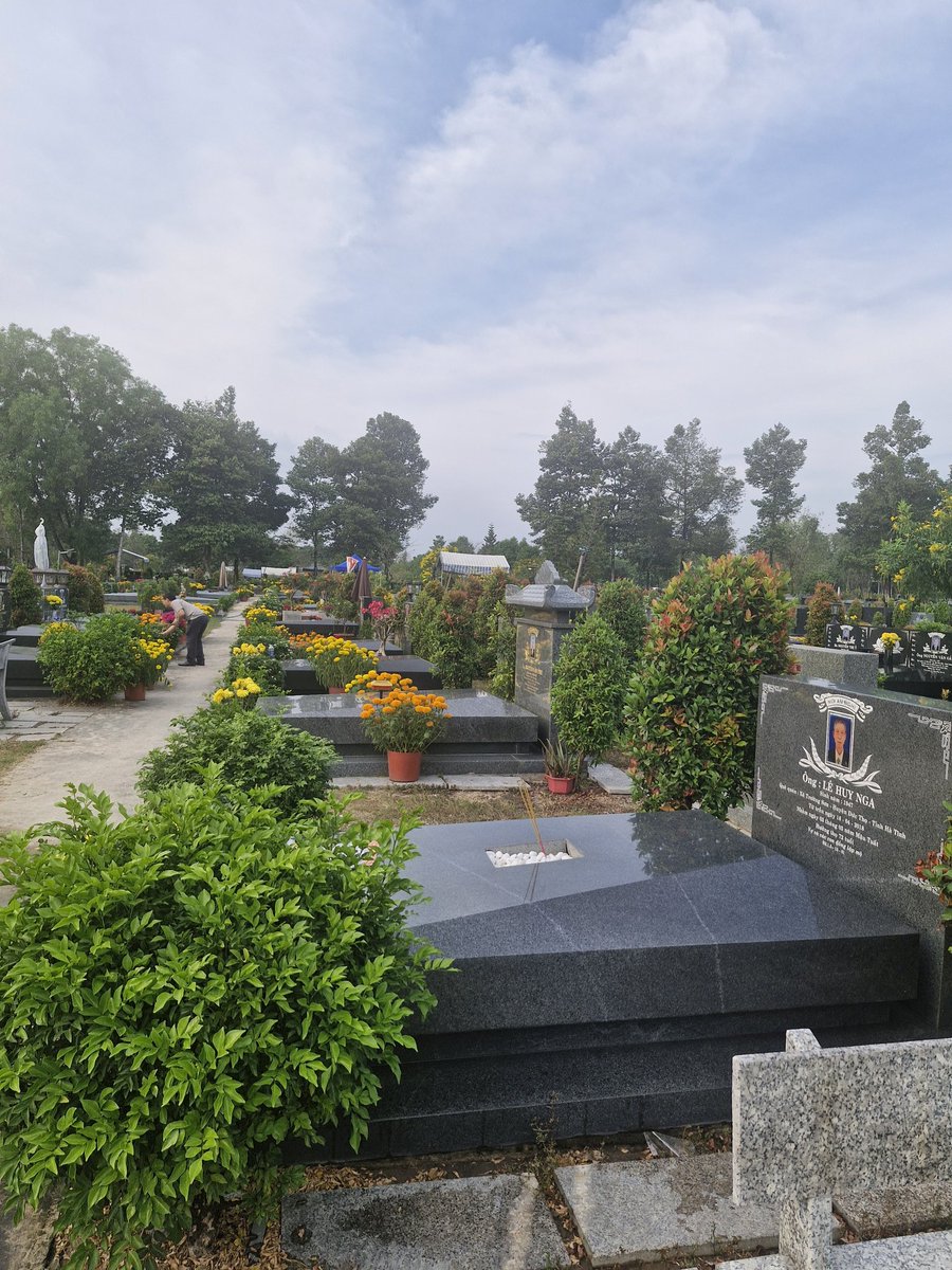 Cuối năm đi tảo mộ Cha, biết ơn và thương nhớ Cha! Cha vẫn sống mãi trong ký ức của mẹ và con cháu!