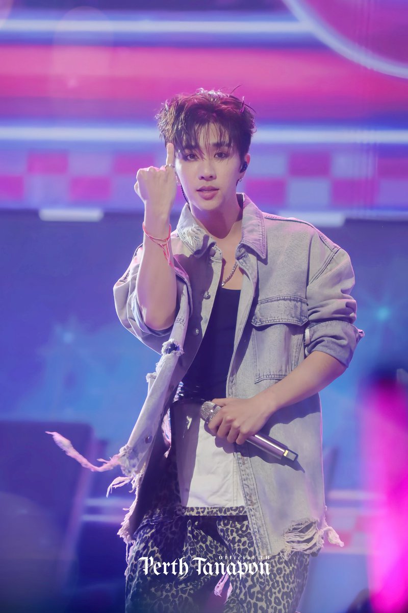ยิ้มหน่อยนะ ไหนใครงอน
รู้เปล่าว่าเธอน่ารักที่สุดตอนเธอยิ้ม

PERTH TANAPON UNCONTROL

#RISERCONCERTD2
#PerthTanapon