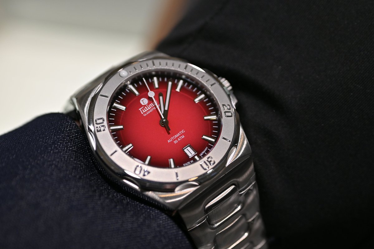 contevanou's tweet photo. チュチマ
M2 セブンシーズ S
Ref.6156-08(レッド)
深みのあるレッドグラデーションが印象的なダイバーズウォッチ。
500m防水と40mmケースを両立した、実用性と美しさを兼ね備えた一本です。
CONTÉVANOUにてご覧いただけます。
#Tutima #RedDial #GermanWatch #ダイバーズウォッチ #コントワーヌ https://t.co/oc45pxmPUg