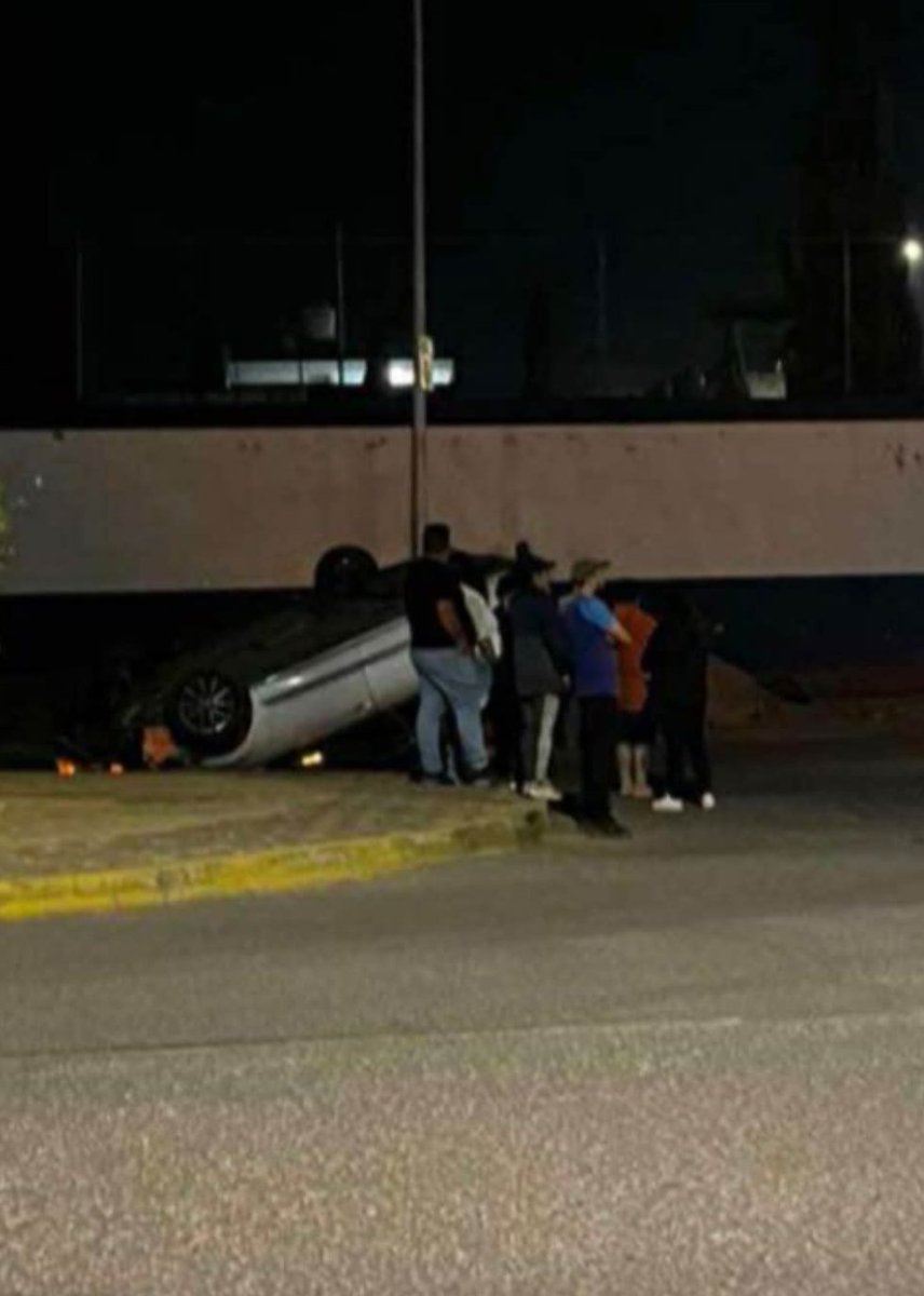 #PrecaucionVial
Carro volcado sobre Blvd. Xonacatepec altura de la academia de policía #Puebla