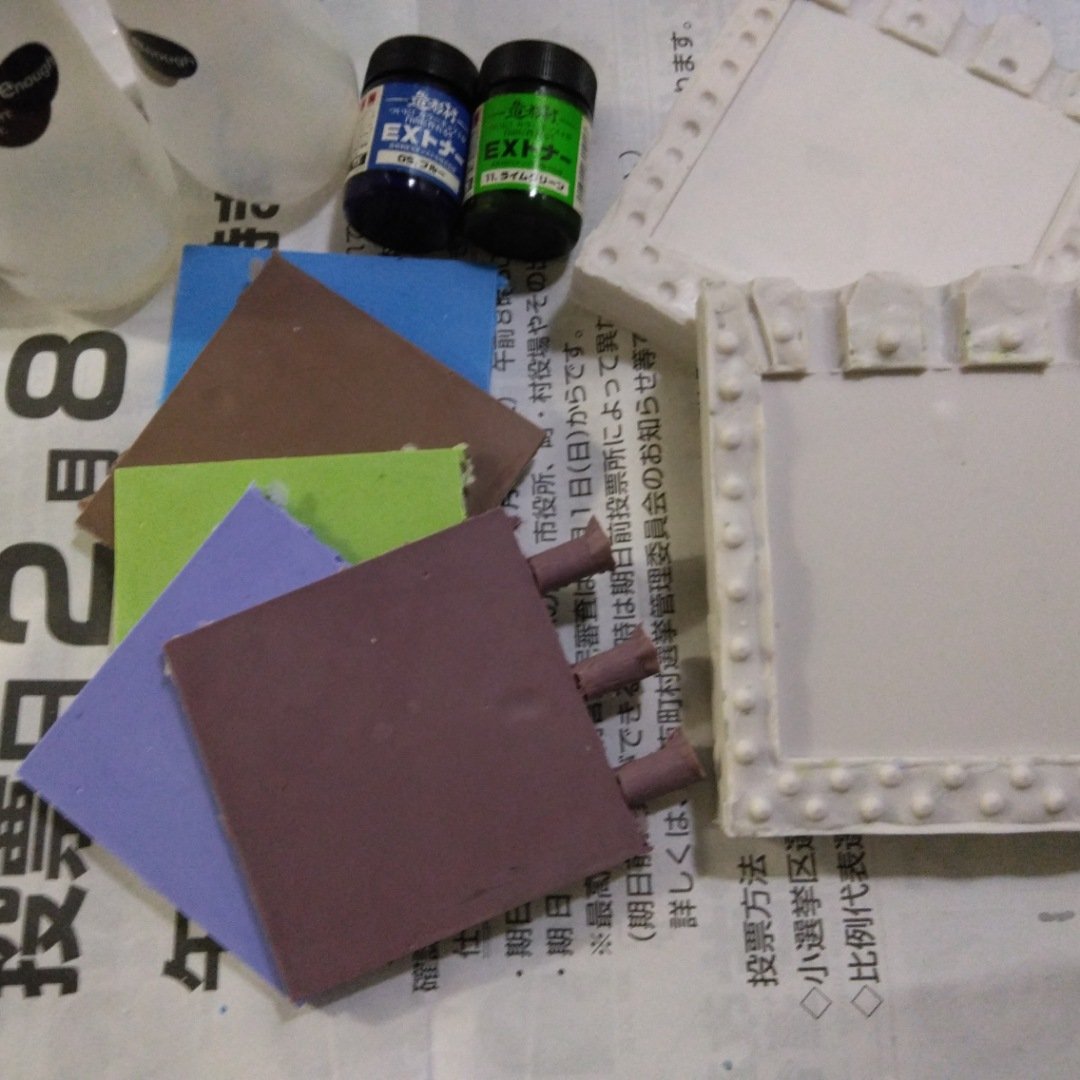 使い残りのレジンは劣化する前にテキトーに着色して、展示台にしちゃいます。