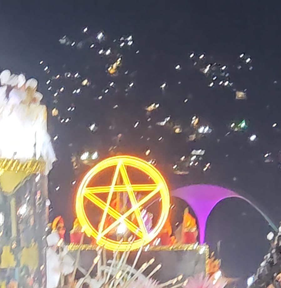 vozdosamba_'s tweet photo. A Em cima da Hora fechou o desfile Em Cima da Hora, 55 minutos cravado! 

Foi a Dona da Casa que fez andar! 

#CarnavalVDS https://t.co/jvD2ewwzJv