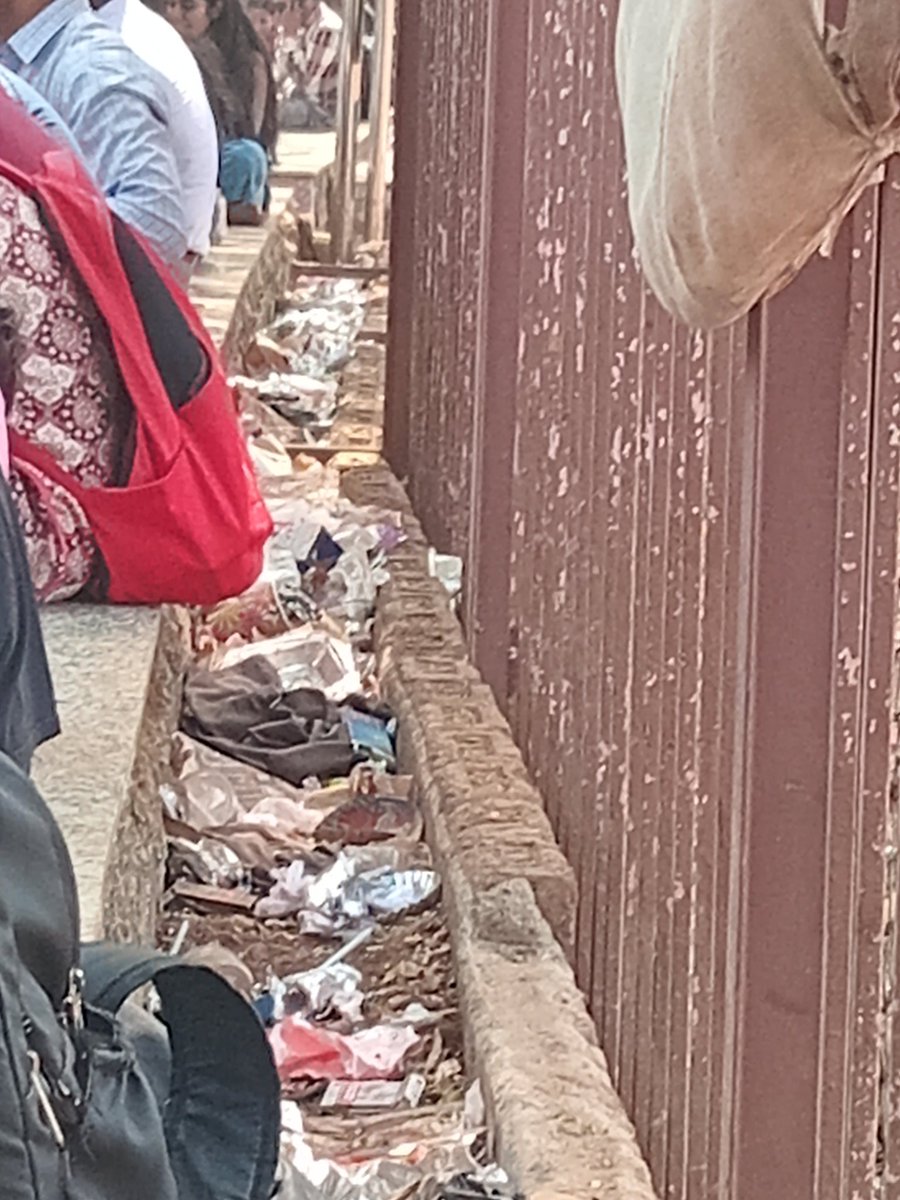 anmopra's tweet photo. वीर मेजर रमेश दडकर मैदान रुईया महाविद्यालया समोर,@mybmc ने सुशोभीकरण करताना फुलझाडे लावण्याची जागा असेल असं सांगितलं होतं. आजवर ह्याची फक्त कचराकुंडी म्हणून वापर सुरु आहे. कधी सफाई सुद्धा होत नाही. @mybmcWardFN ने किमान सफाई तरी करावी हीच माफक अपेक्षा.
@mybmcHealthDept @YKilledar https://t.co/M5Kq1HsFmB