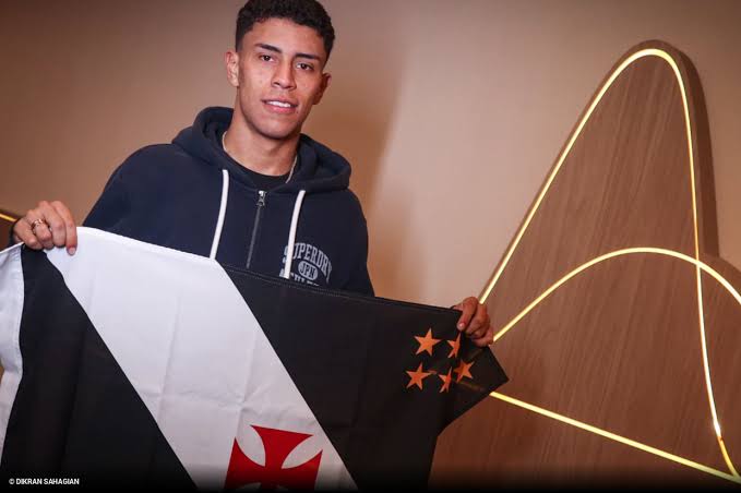 Precisamos falar de Johan Rojas.

Entrega intensidade e habilidade. Tem velocidade, técnica, ajuda demais na recomposição, cava falta, finaliza bem de fora da área e dificilmente erra passe bobo. É aquele tipo de jogador que participa do jogo o tempo todo — com e sem bola.

Hoje,