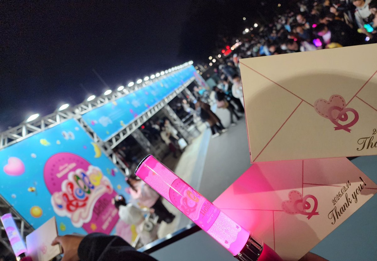 kyokyo430's tweet photo. 昨日夜公演でした♪
激強セトリに煽りやコール沢山でとっても盛り上がりました、手拍子促してくれるところも多くてライブ初心者の友人も楽しんでくれてました♡
#デコミクLIVE2026 https://t.co/1jPlmY1ysx