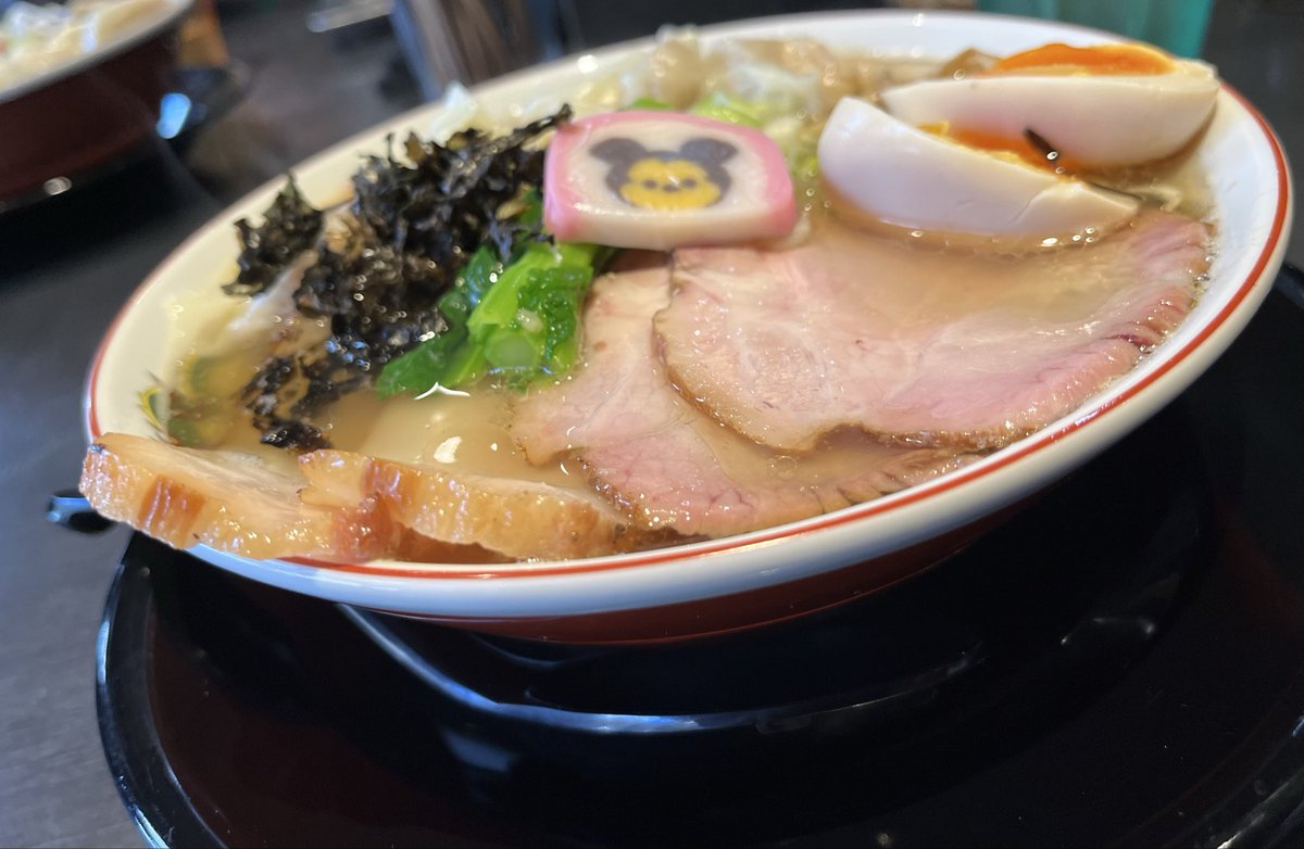 girogiro30fun's tweet photo. アンタイヌードルズさん
アゴ塩雲呑麺(特製)

大好きなアゴ出汁🍜

アゴ出汁ビンビン効いた淡麗な見た目にビターな力強さが共有するめちゃくちゃ美味い塩スープ！
手揉み麺は喜多方ラーメンを彷彿とさせるスープにドンピシャ😋
燻製チャーシューなどTPも最高😊
美味すぎました👌

ゴチそうさまでした😄 https://t.co/j6AlJMeQWe