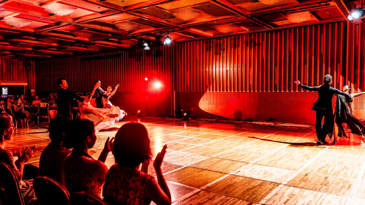 benjyamin_s's tweet photo. この投稿の動画はアメリカのプロアマの様子で、アメリカンスムースのフォックストロットが踊られています。

日本でもアメリカンスタイルが踊られるイベントを認知してもらいたく、アーサーマレーで開催していた"SHOWCASE"をオープンイベントで開催する事になりました！

名付けて"THE CROSS×OVER"‼︎

開催日は、2026年7月12日

会場は、横浜の『アパリゾート&ホテル横浜ベイタワー』！！

アメリカンスタイルはもちろん、サルサ・ハッスル・アルゼンチンタンゴなどあらゆるペアダンスが踊られます。

↓昨年のプレ開催時のスライドショーになります。
https://t.co/09nGVFALpJ

プロの先生やスタジオを通じてのご参加になりますが、スタートしたばかりのイベントになりますので、いろいろと試行錯誤をしています。

興味のある方は是非お問い合わせくださいませ！

【THE CROSS×OVER 2026】
開催日:2026年7月12日
会場:アパホテル&リゾート横浜ベイタワー

問合せ:
カフェドダンス合同会社　藤井 洋介
DM or mail@cafededance.com