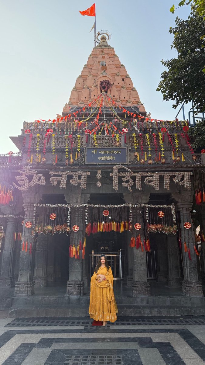 vanita_bariya's tweet photo. પીપળાના પાનથી શરૂ થતી જિંદગી તુલસીના પાન પર અટકે છે, આ બંને વચ્ચે જીવન ખૂબ ભટકે છે પણ જો વચ્ચે પૂજાય જાય પાન બિલિપત્રનું તો તે જીવ મહાદેવના શરણે જઈને જ અટકે છે.ॐ નમઃ પાર્વતી પતેય હર હર મહાદેવ 🙏 https://t.co/0iTak0vAzZ