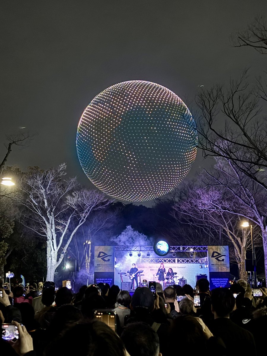 internetman's tweet photo. 東京の夜空に描かれたこのシーンは圧巻の鳥肌もの。
代々木公園のドローンショー「DIG SHIBUYA 2026 / Digital Garage DRONE SHOW "Earthshot"」
まさにEarthshot！#デジタルガレージ https://t.co/7IrE8j7azK