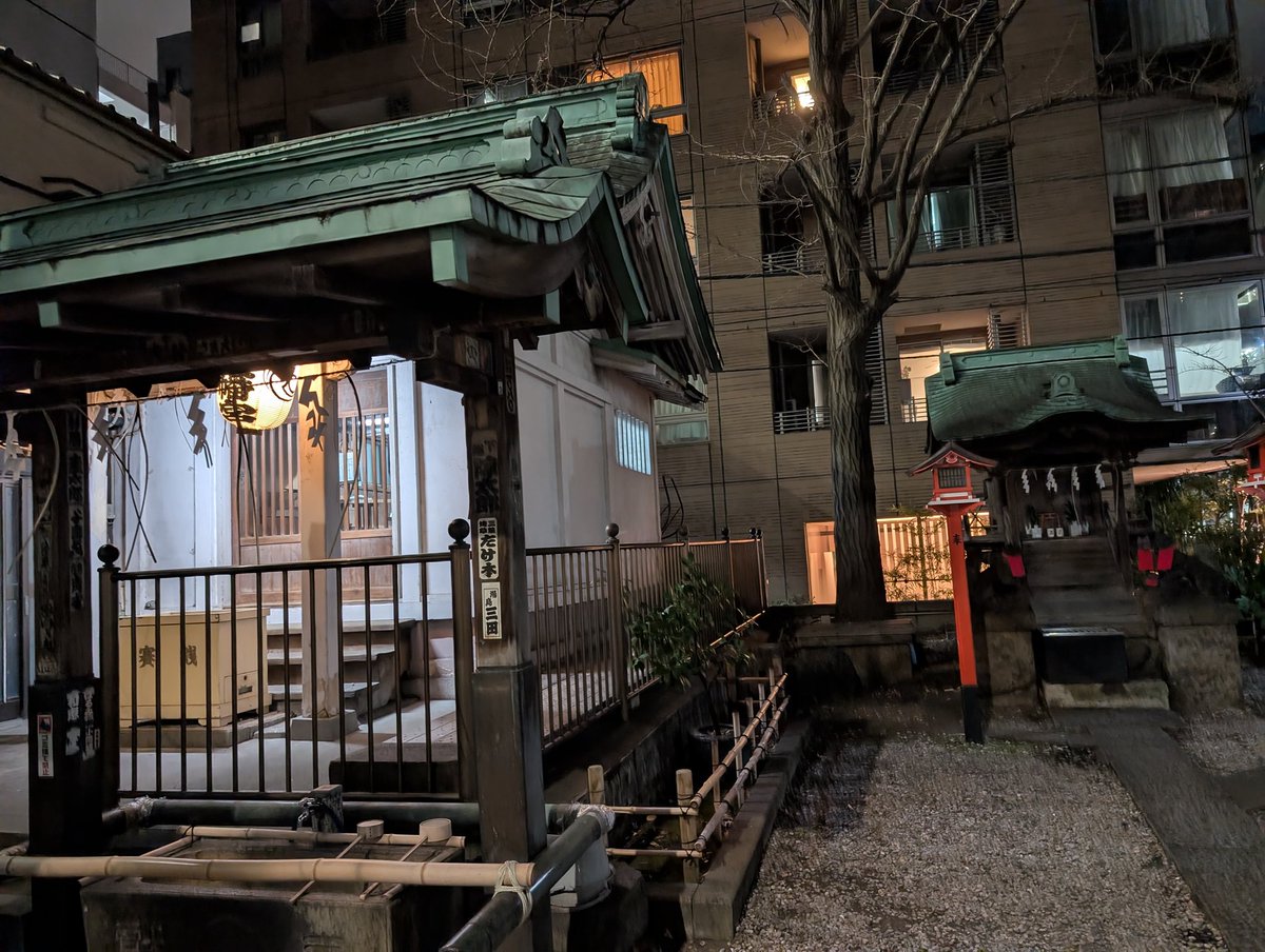 kazumaru884's tweet photo. 都会の真ん中に、ひっそりと。
夜の散歩で見つけた小さな神社は、マンションの明かりに包まれて不思議な静けさがありました。
朱色の灯籠が闇に浮かんで、ここだけ時間が止まったみたい。今日も無事に終わったことに感謝して、家路につきます🌛
No.032:街の隙間の守り神 ⛩️
#joyney #散歩 #神社 https://t.co/bjCcVNo3vw