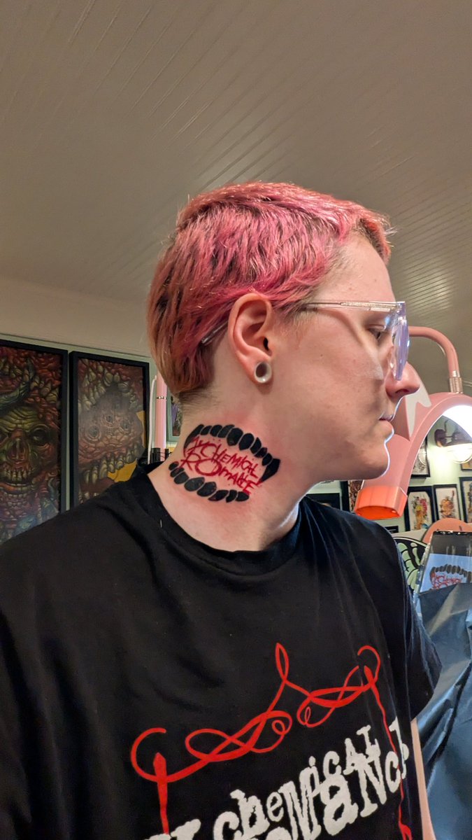 Quoofle's tweet photo. Brand new tattoo! Fucking hurt like a bitch but WORTH IT 

#mychemicalromance #mcr #mcrtattoo #emo https://t.co/S30L55EEpF