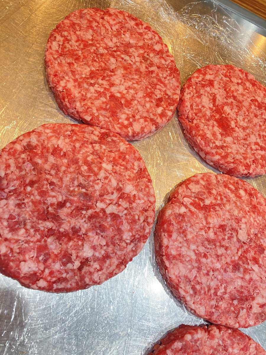 brk_kyoto's tweet photo. The Secret to Our Deliciousness
② 100% Wagyu Beef🐮
We offer four types of beef for you to choose from!
All made without fillers—we knead the mince and carefully shape each patty by hand every day💯

#kyotofood #wagyuburger #halalfood #kyotohalal #wagyu #kyotoeats https://t.co/HutgaYqkK5
