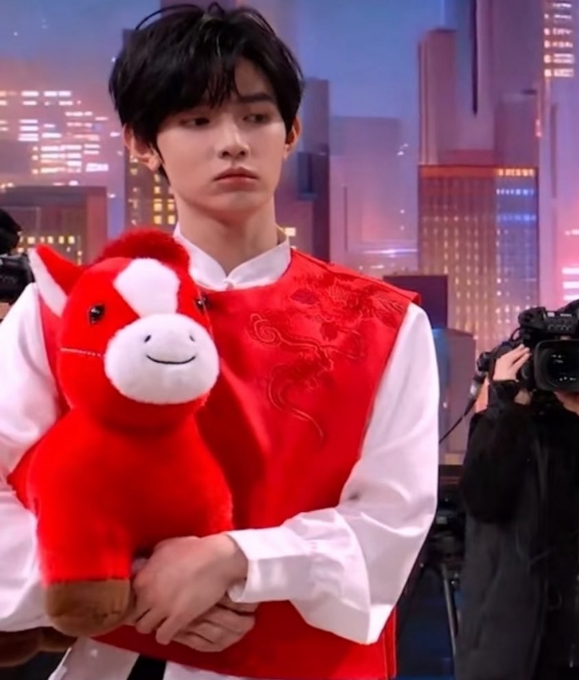 nooo look at zhang hao watching enviously at the others while clutching the horse plushie😭