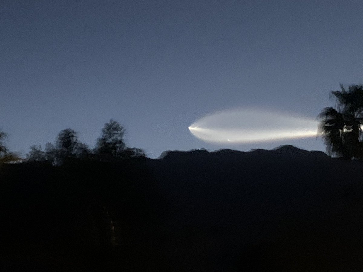 JimPSP's tweet image. Hey MAGA!  The chem trails controlling you are from Elon’s rockets.  SpaceX launch from Palm Springs 200 miles away.