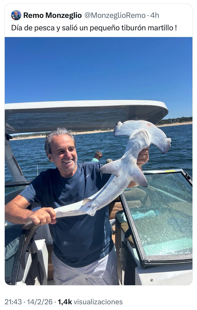 Un ex ministro de turismo depredando la fauna. Esto pasa porque no tenemos patrullas oceánicas.