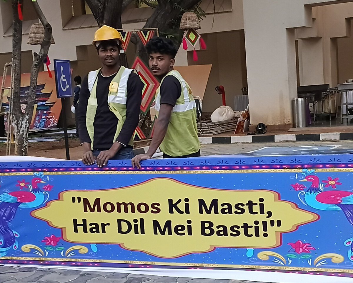 harishbijoor's tweet photo. iTHINK: Dakhni is a language on its own! When in Hyderabad, speak the way Hyderabad speaks! Good copy this! "Momos ki masti, har Dil mein basti"! #Hyderabad #Language #Linguistics #Dakhni #Deccani #DeccaniUrdu #DeccaniHindi #Languages #TheBeautyOfLanguages https://t.co/V9cXHCuVzz