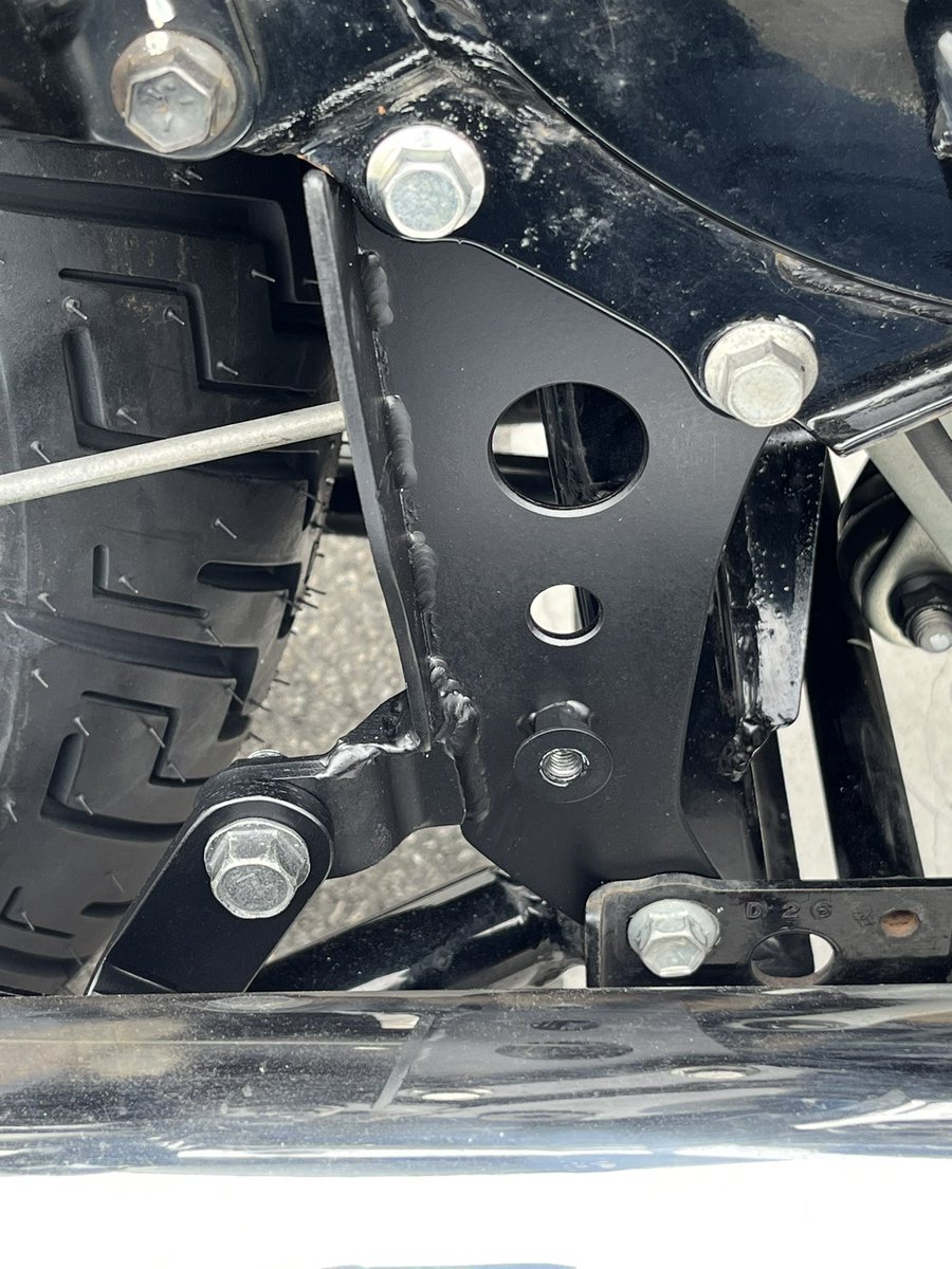 kitagawa20's tweet photo. 店長の気まぐれバイク作り！

今回珍しくアメリカンをカスタムしてます。

社外マフラーを付けるとノーマルステー部分がいまいちだったのでワンオフ製作して格好良くしました！

＃スズキ
＃イントルーダークラシック４００
＃イントルーダー４００
＃アメリカンバイク https://t.co/dmze1WoUII