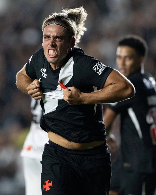 Não é IA, Spinelli realmente tá com a camisa do Vasco e comemorando no seu estilo.

Vai fazer muitos gols