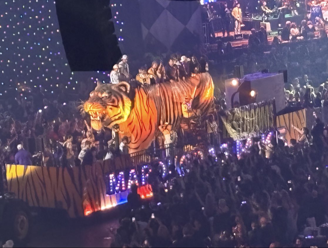 Lane Kiffin float in the Superdome.  End of the parade.  Endymion Ball🎊