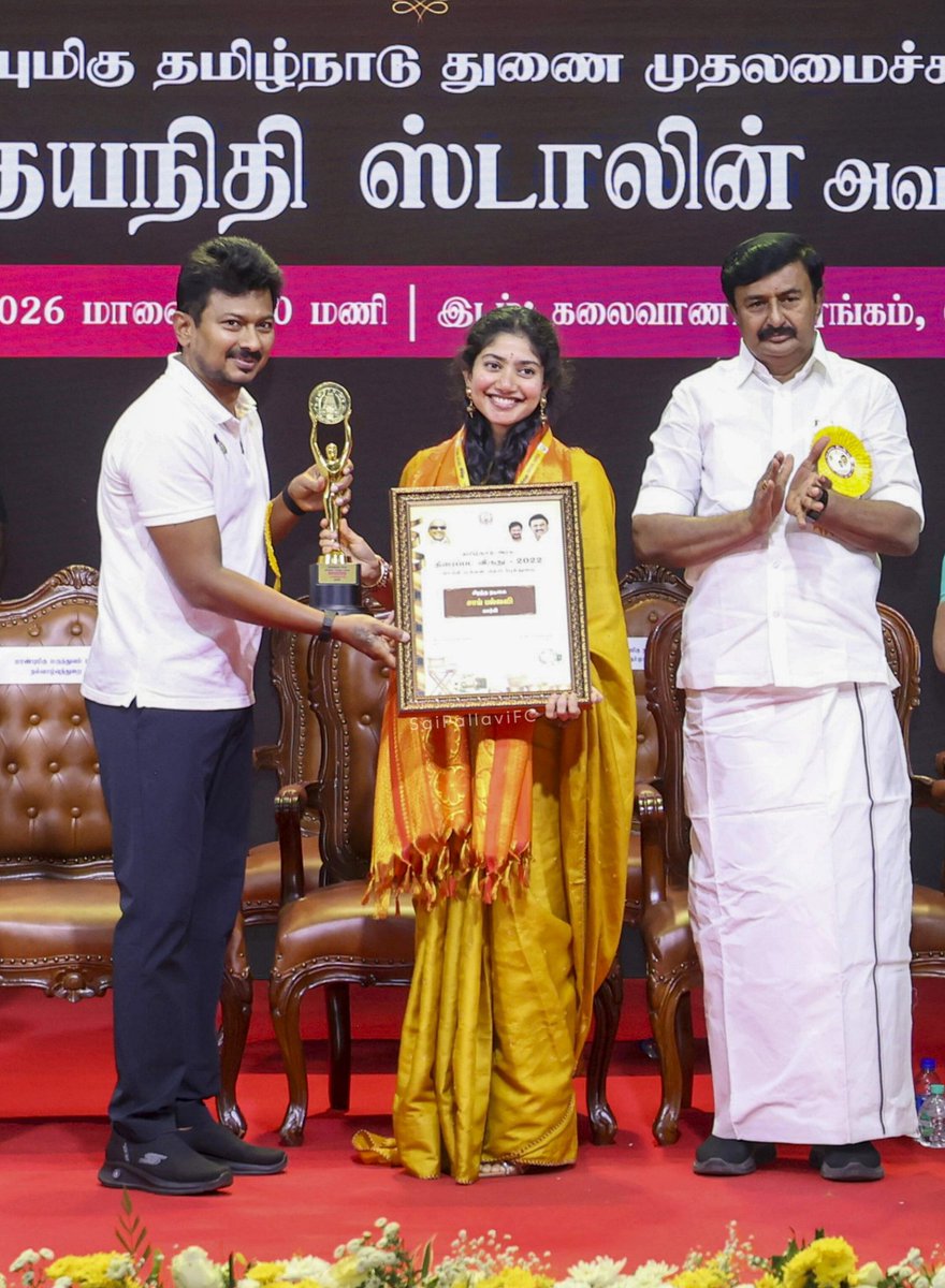 AFAjayfilms's tweet photo. HUGE CONGRATULATIONS to our Queen Sai Pallavi on being honored as Best Actress at the Tamil Nadu State Film Awards for #Gargi 🔥👏🏻

Your powerful performance and dedication continue to inspire us all. You truly deserve this honor! ✨️🛐

@Sai_Pallavi92 | #SaiPallavi ❤️ https://t.co/051qpvLzkO