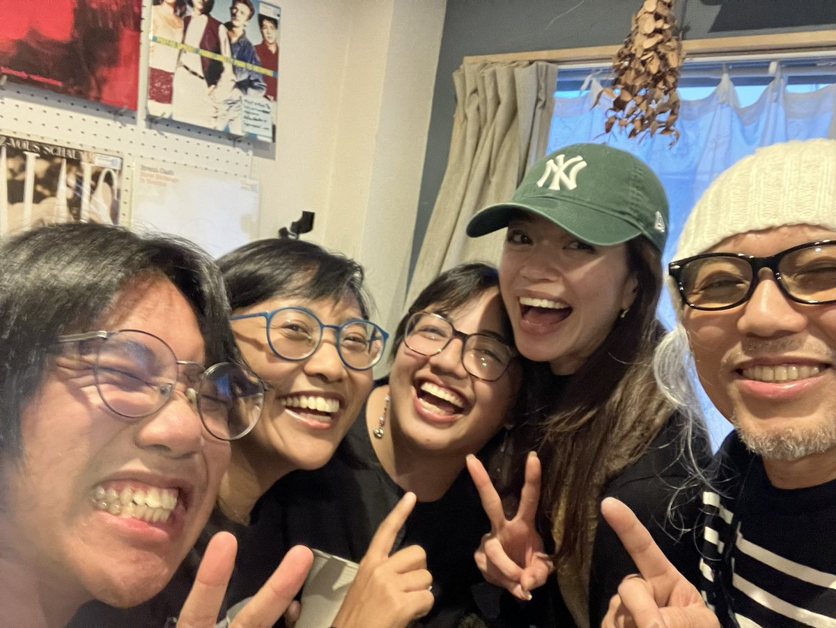 manurock70's tweet image. 昨日のThe Purest Blueインストアライブ
ハードオフで買ったゾウさんギターでTracey Thorn感満載のLIVEとても素敵でした🥳
大好きな一曲もやってくれて嬉しかった‼️
日本酒も飲むいい子たちでした🥳