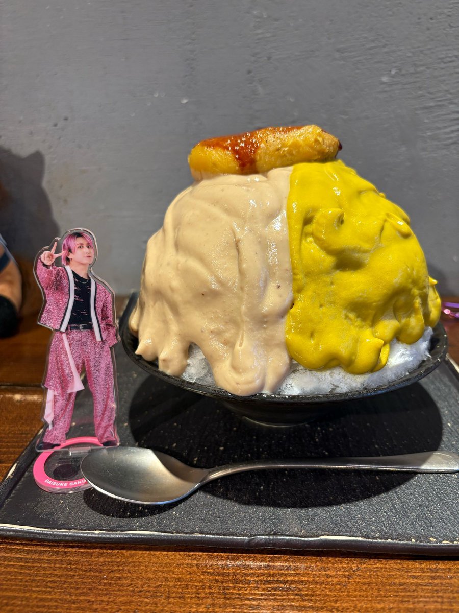 daizylapi's tweet image. 仕事帰りかき氷活動

仕事が早上がりになり、夕方から映画の予定があって時間が余ったので行きたいと思いつつ行動範囲外で行けずにいたお店へ。
栗とかぼちゃと焼き芋ブリュレ というメニューをチョイス。
焼き芋ブリュレはハッシュドポテトみたいな感じでちょっと驚きw
栗がかぼちゃの濃さに負ける。