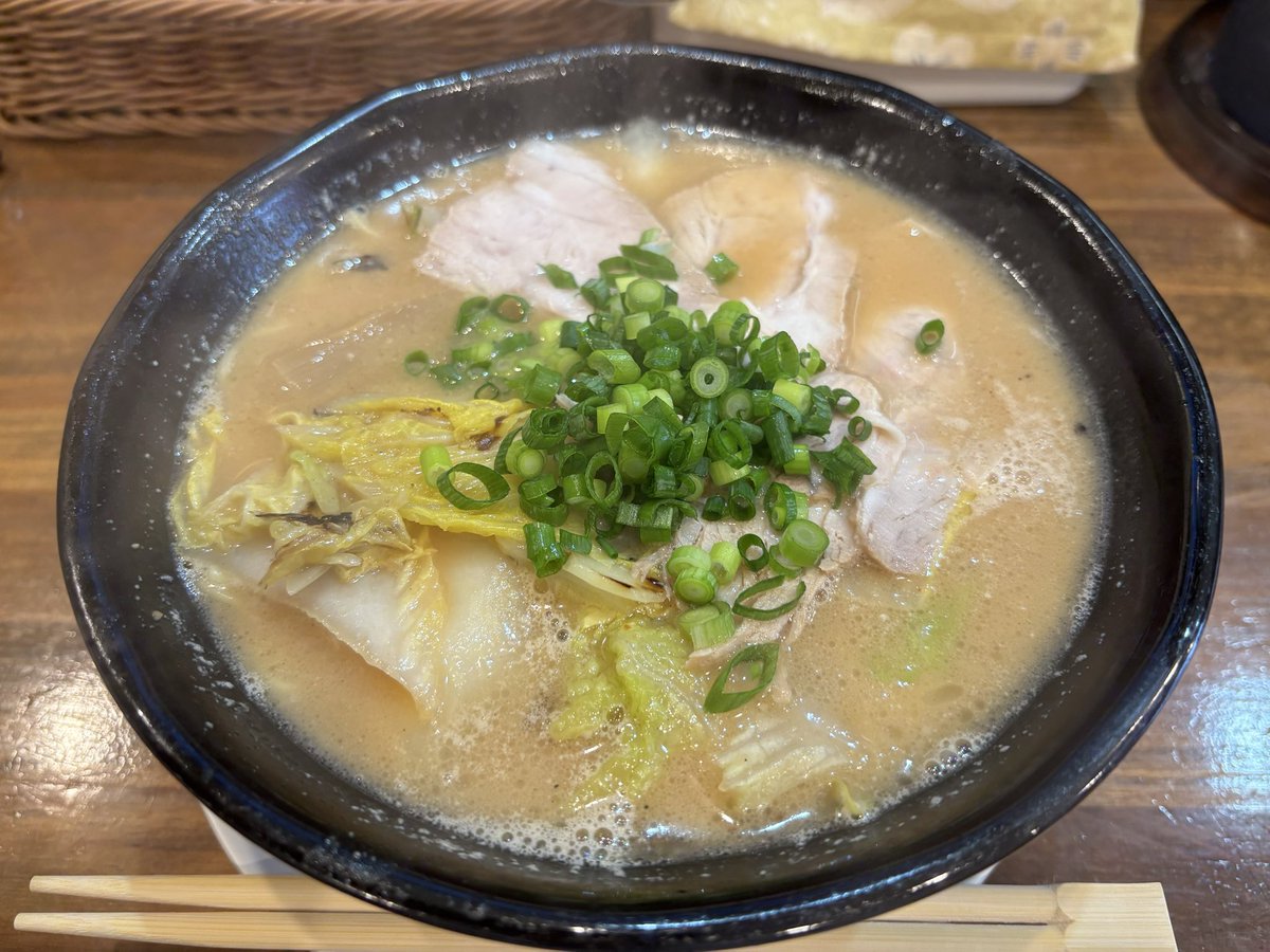 kenroku_world's tweet photo. らーめん小松
優しい味わいの味噌とんこつで
スープ完まくであったまる🍜
「自転車で来るとは想定してなかった」と門の入口でツッコミをもらいながら無事潜入w
ご参加の皆さん、よろしくお願いします🤲
#タカラスタンダード #iplug #kabuberry https://t.co/2iFigTDjds