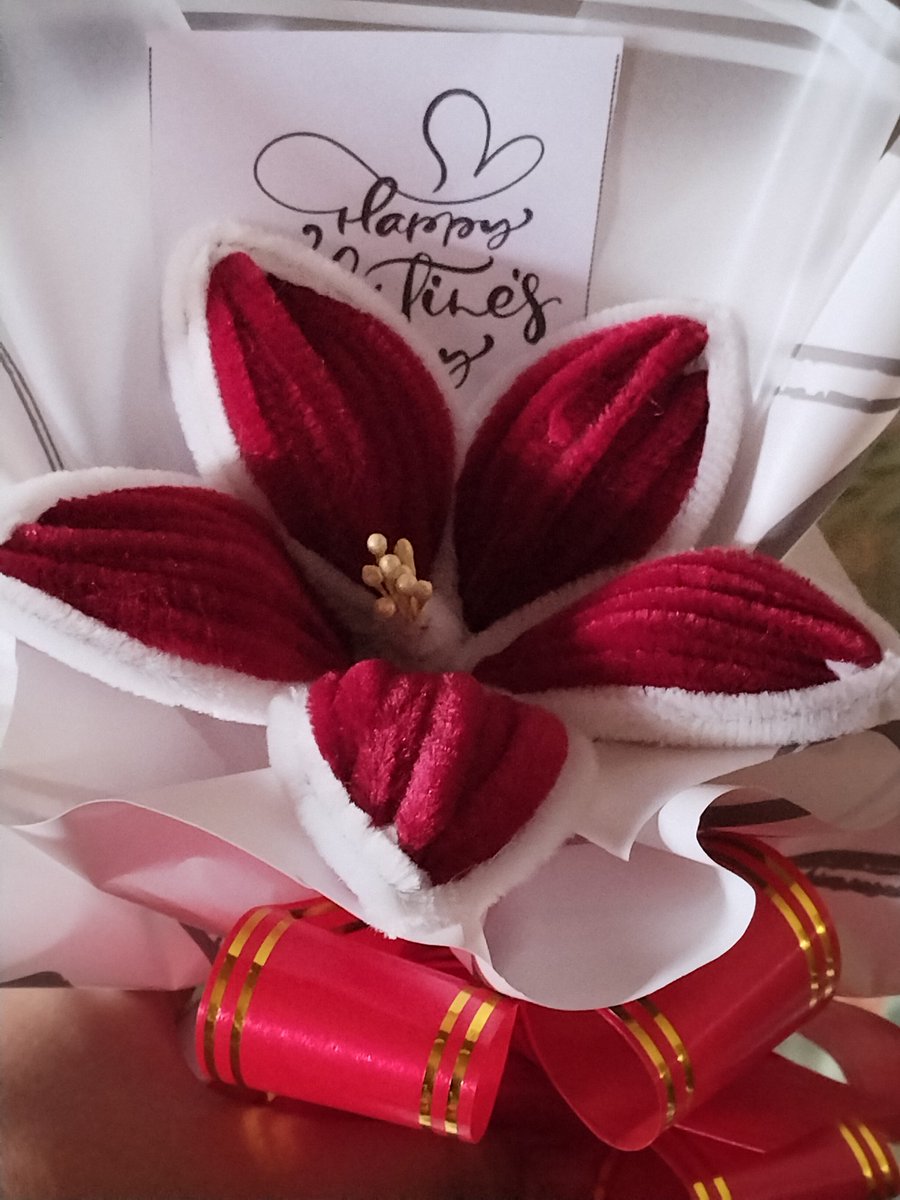 _cndjy's tweet photo. Nag huna2 jud ko gahapon na wala nay pa flowers or handa sa valentines kay walay budget kay hinay ang business ug daghan mig gastos lately para kay riley. Pero giulian japun mig cake ug flowers. Para kay tita sa iyang sisters and amua ni riley.

 Thank you kaayo lover🥰 https://t.co/FwZKkBa4iq