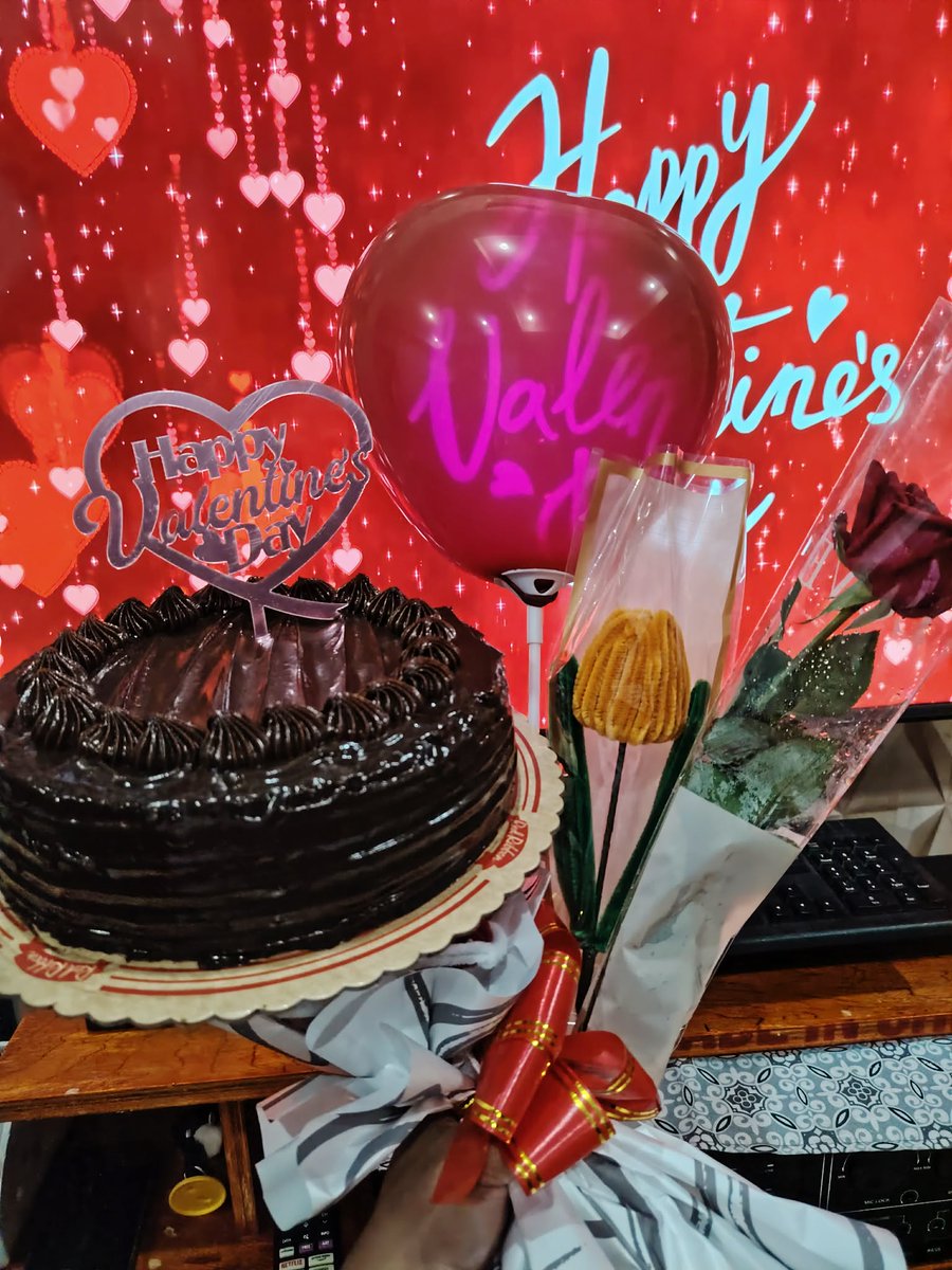 _cndjy's tweet photo. Nag huna2 jud ko gahapon na wala nay pa flowers or handa sa valentines kay walay budget kay hinay ang business ug daghan mig gastos lately para kay riley. Pero giulian japun mig cake ug flowers. Para kay tita sa iyang sisters and amua ni riley.

 Thank you kaayo lover🥰 https://t.co/FwZKkBa4iq