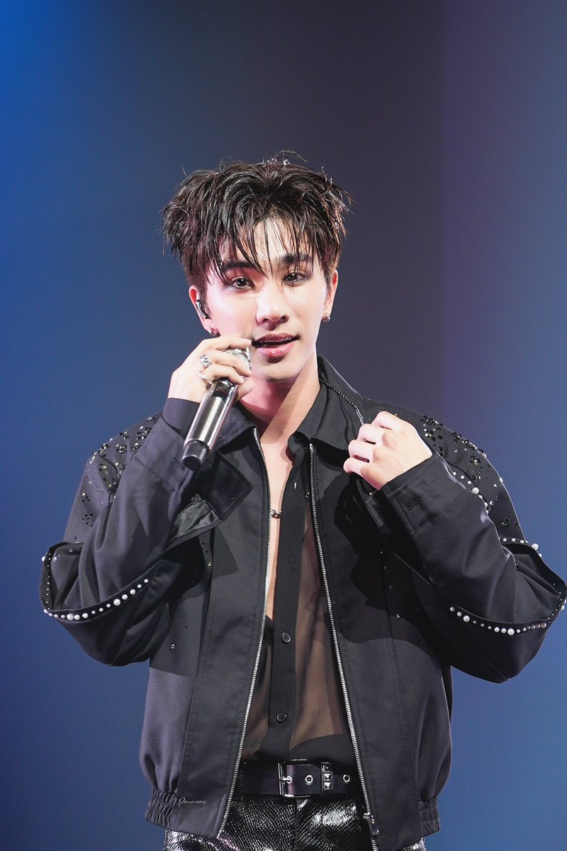 To…พี่เพิ้ด🔥🖤

เสียงจากคนรอบข้างบอกว่า เพิร์ธเอาอยู่มาก เก่งมาก เก่งขึ้นเยอะเลย พี่เองก็คิดแบบนั้นนะครับ
จากเด็กที่เข้าเพลงไม่ค่อยถูกจังหวะ จากเด็กที่จำเนื้อไม่แม่น จากเด็กที่ชอบยื่นไมค์ให้แฟนๆช่วยร้องเพลง 

มาวันนี้ เพิร์ธพัฒนาและเก่งขึ้นเยอะมากๆๆๆๆ