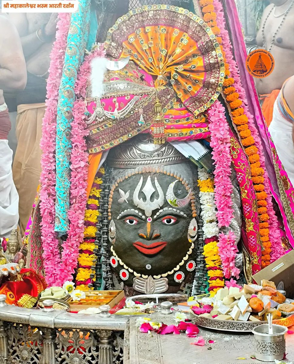 Maithili_50's tweet photo. ॐ श्री महाकालेश्वराय नमः 
महाशिवरात्रि महापर्व दिनांक 15 फरवरी 2026 को ज्योतिर्लिंग भगवान श्री महाकालेश्वर जी का भस्म आरती श्रृंगार दर्शन🙏 https://t.co/fOZuKrl6t6