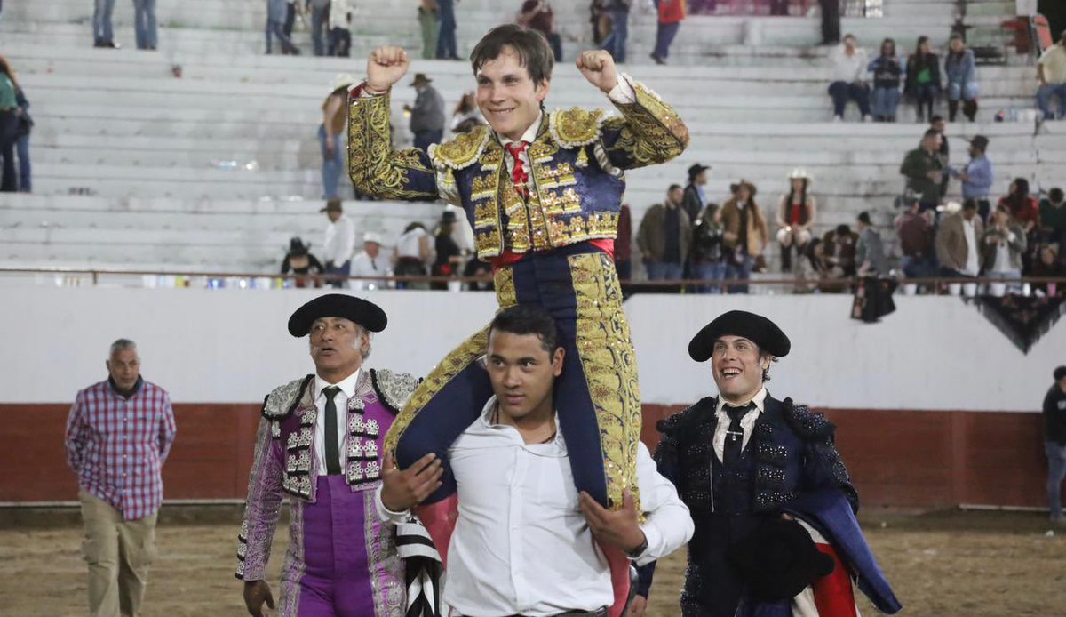 🇲🇽 📸 Ameca, Jal. Paco Miramontes “Lagartijo” se doctoró el día de hoy como Matador de Toros con el Toro “Picón” de la ganadería de San Martín un toro extraordinario al que le cortó las dos orejas.