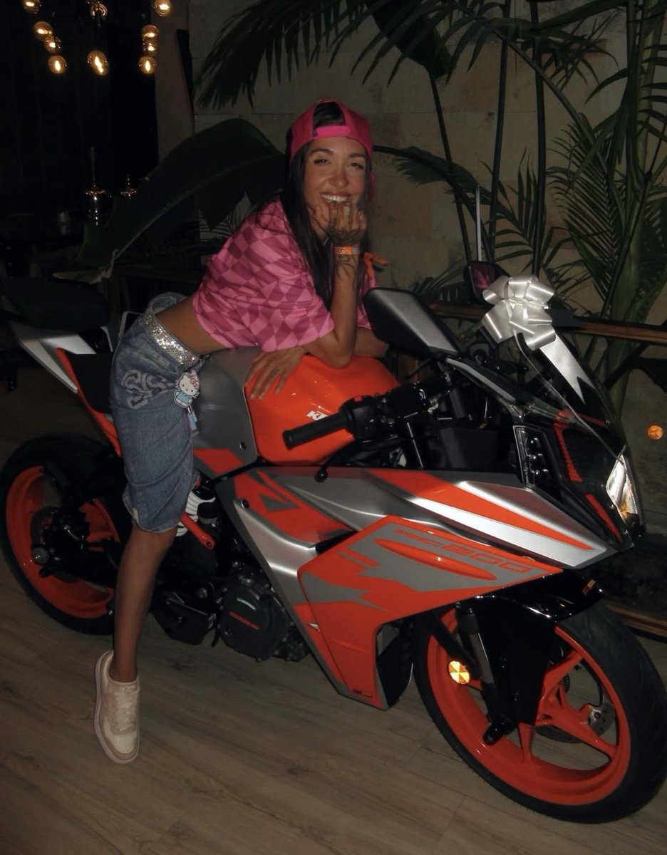 El novio de Maria Becerra le compró una moto a Maria Becerra, con la plata de Maria Becerra....... es como cuando le pedías plata a tu mamá para comprarle algo para el día de la madre