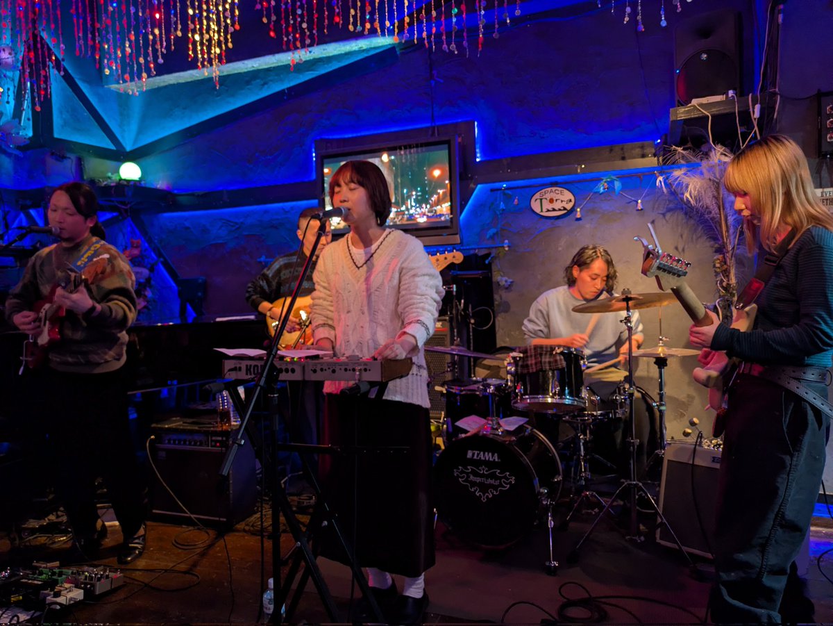 V3XPmh4pqfswePX's tweet photo. SPACE TERRA
蜃気楼シング・シング企画
「水夫の夢　vol.6」
26.02.14
SetagayaGenico
とても心持ちのバランスがいいバンドでメンバーの才能を感じる
おちゃこさんの歌声が
パラレルワールドへと引き込む
突破力がある
MCのわちゃわちゃ感も異次元 https://t.co/vg6k2rn8w6