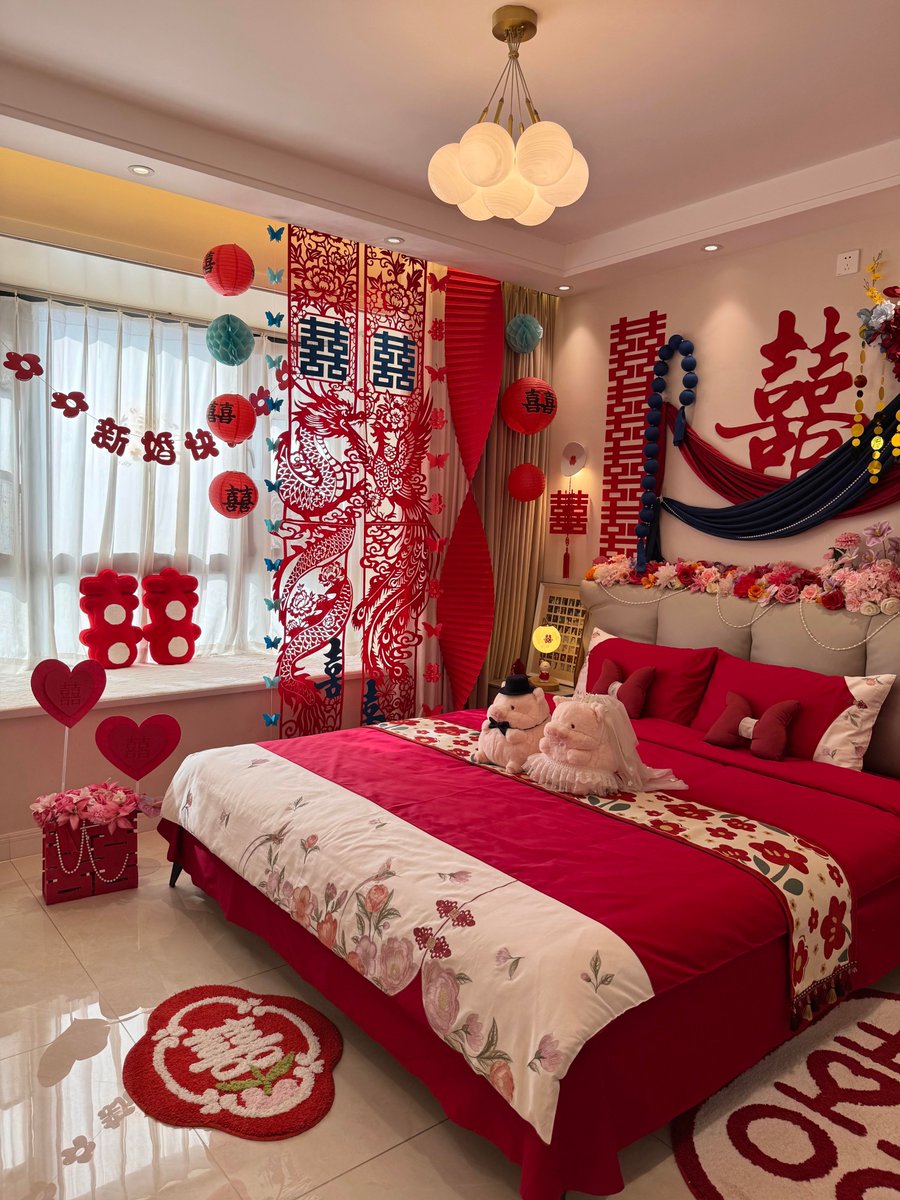 anna1557386's tweet image. Our Chinese wedding room is ready! ❤️
The vibrant red and double happiness symbolize love and good fortune.
Every detail is full of tradition and romance. 🏮
 
#ChineseWedding #Newlyweds #DoubleHappiness #ChineseCulture
