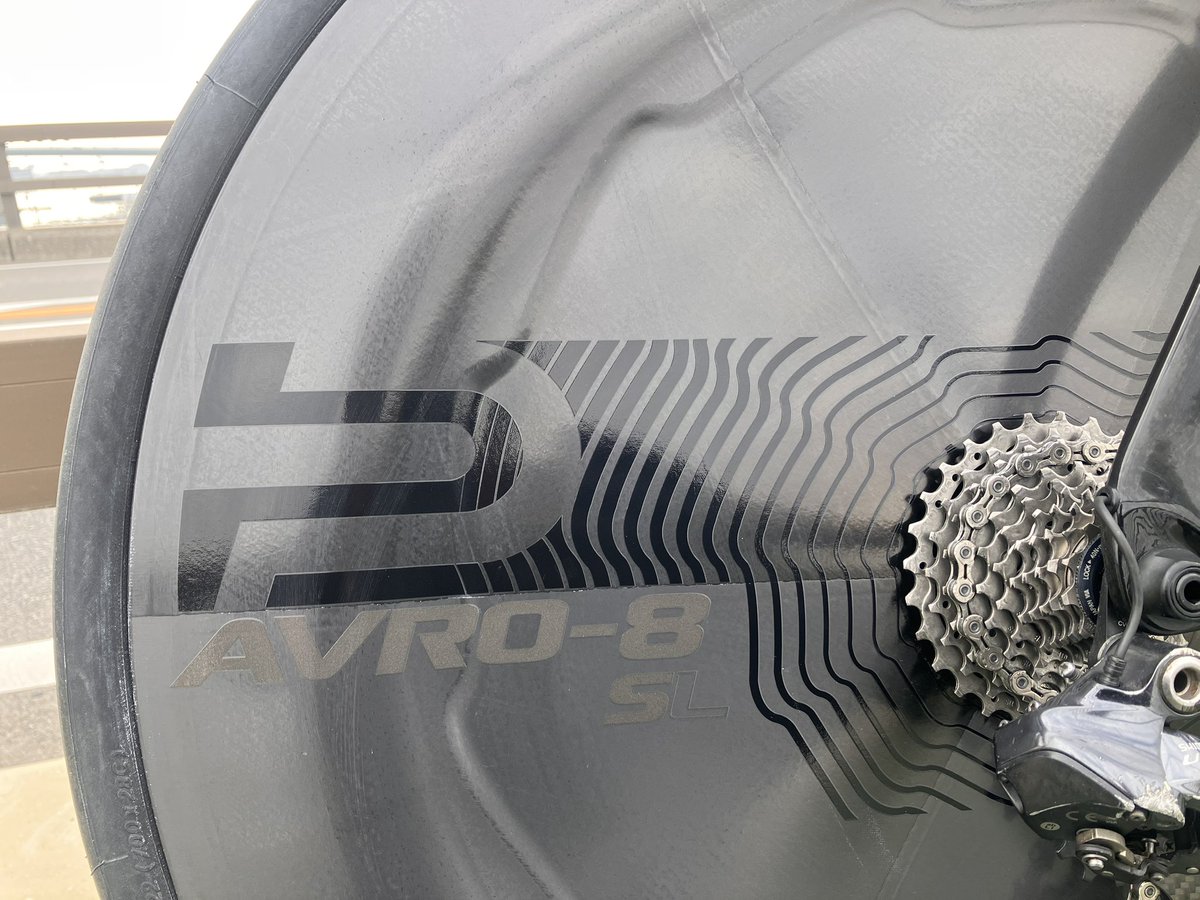 saibaiman1002's tweet photo. my new gear...
PERTUAL AVRO-8
堺浜クリテ試乗から衝動買い。
900gアンダーの超軽量ディスクホイールだけど、重量級ディスクと変わらずスピードは落ちず楽に維持でき、上りや加速もディープリムの如く軽い。貼付型、まさに充填型2タイプディスクの融合。
石倉さんありがとうございました!#PERTUAL https://t.co/xDPoQqE4c4