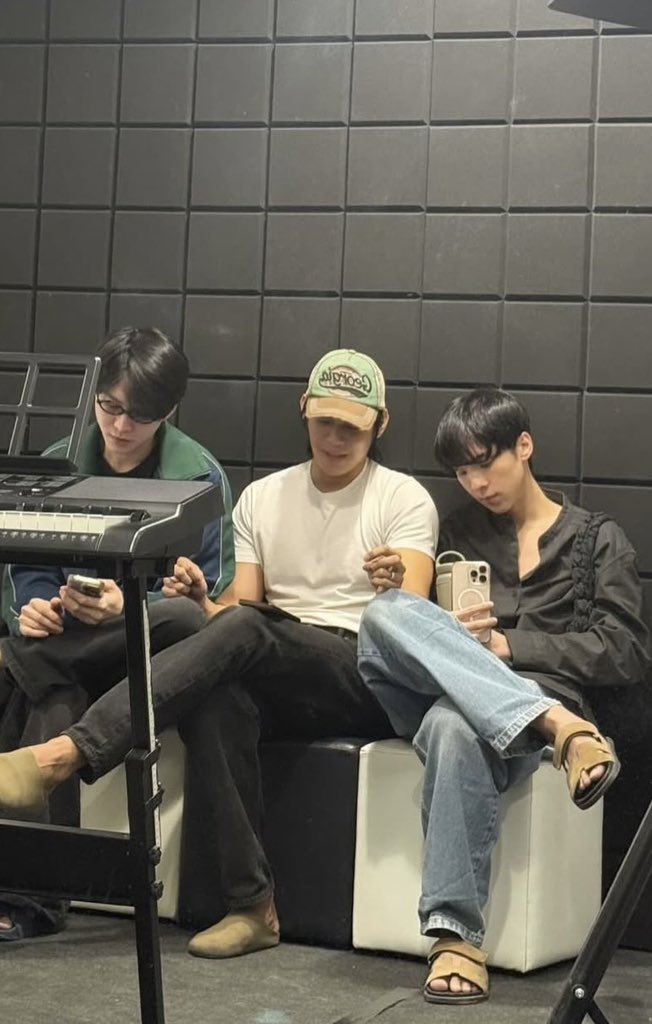 🎬 มาส่งกำลังใจกองโตๆ 💕 ให้สองหมอกับหนึ่งจิ๋วในการออกกองวันนี้กันค้าบ ขอให้การถ่ายทำราบรื่นๆเป็นไปตามเเพลนที่วางไว้นะคะ เอนจอยกับการออกกองในวันนี้น้าา 🫶🏻✌🏻 

4EVERU PART2 Q28
#FoureverYouP2Q28
#bbverpj #ngernnn #oattrtttt