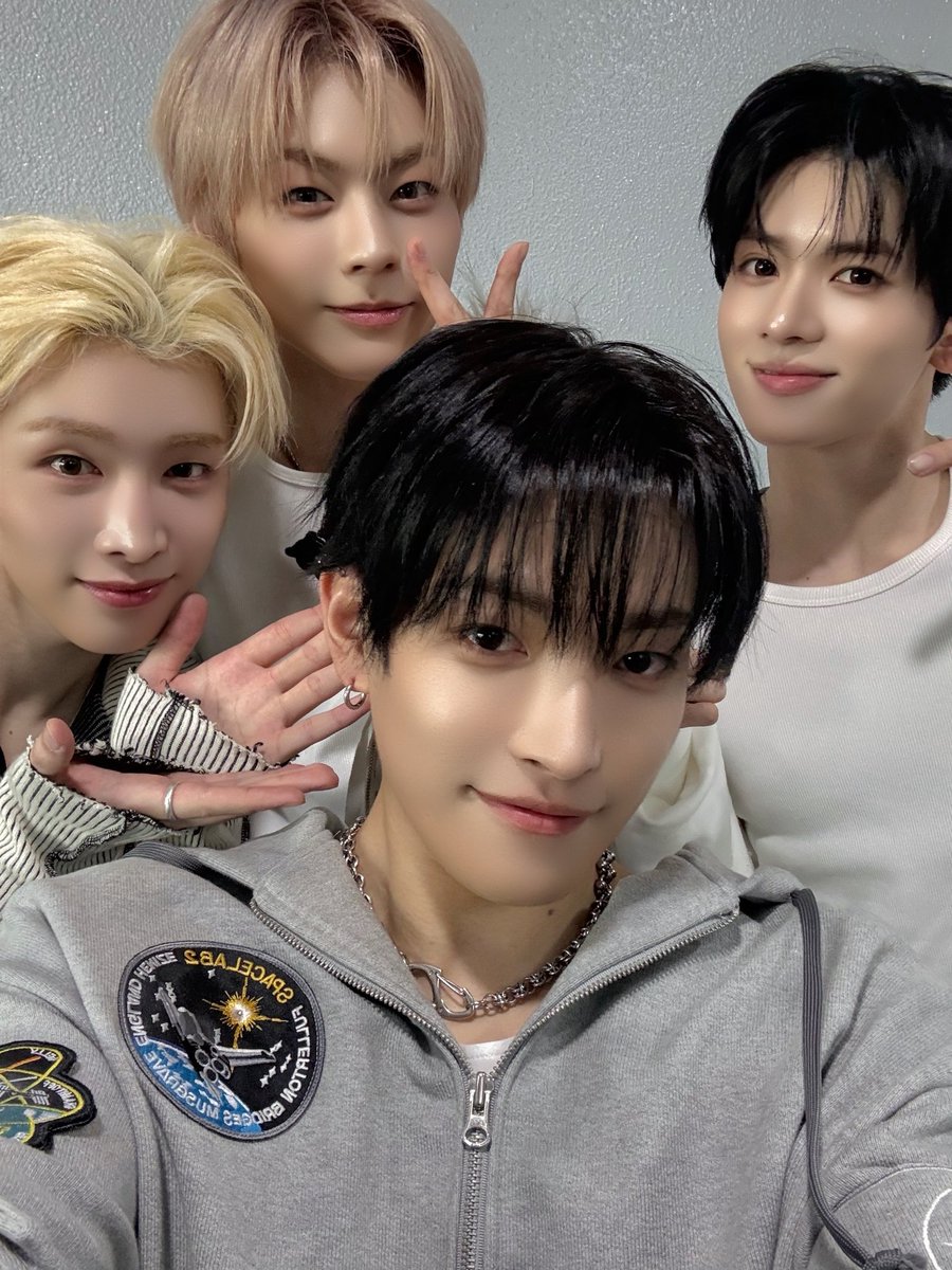 POW_grid's tweet image. [#HONG]
파워! 제가 정말 존경하는 홍중 선배님이랑 찍은 챌린지 모두 보셨죠?! 
항상 에이티즈 선배님의 무대를 보며 꿈을 키우던 저희가 함께 챌린지도 촬영하고 활동할 수 있어 영광입니다🥹
무대 위에서 보여주시는 에너지와 디테일을 보면서 저희 파우도 정말 많이 배우고 있거든요!! 
함께…