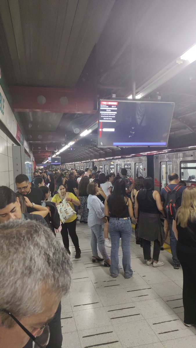 ibediaz's tweet photo. @metrodesantiago Hola, estamos en metro ñuble, y llevamos más de 20 min sin que pase un metro a Vicente Valdés? Pasan aún? https://t.co/PzkCMUXefK
