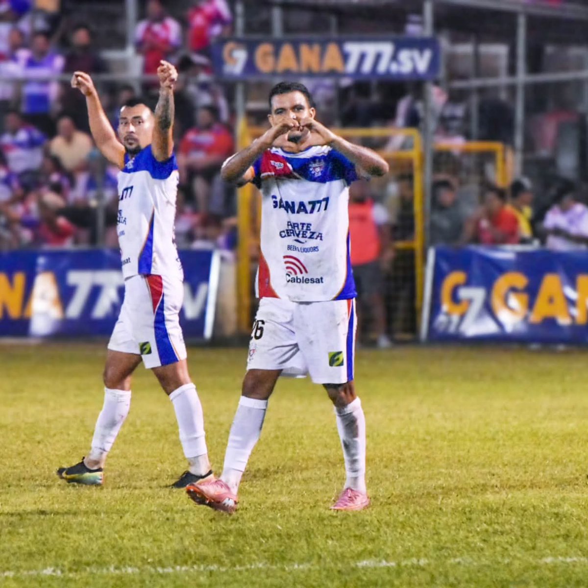 Hoy en la radio les dije que le iban a dar amor al Platense 👉🏻 👌🏻 y  ahí van bien vacunados, Ferreira les manda saludos foto cortesía Luis Angel Firpo