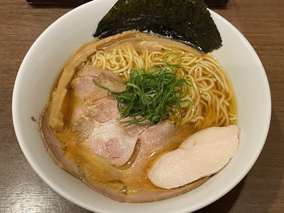 #麺屋坂本　鶏中華そば

ここのところ暖かいのでダダっと訪店
おまんじゅうさんと久々に食べました
塩と醤油の淡麗系でも実はあの極鶏で修行された方のお店
無化調とわかる優しいお味
浅草開花楼さんの麺がレア
美味でした🍜