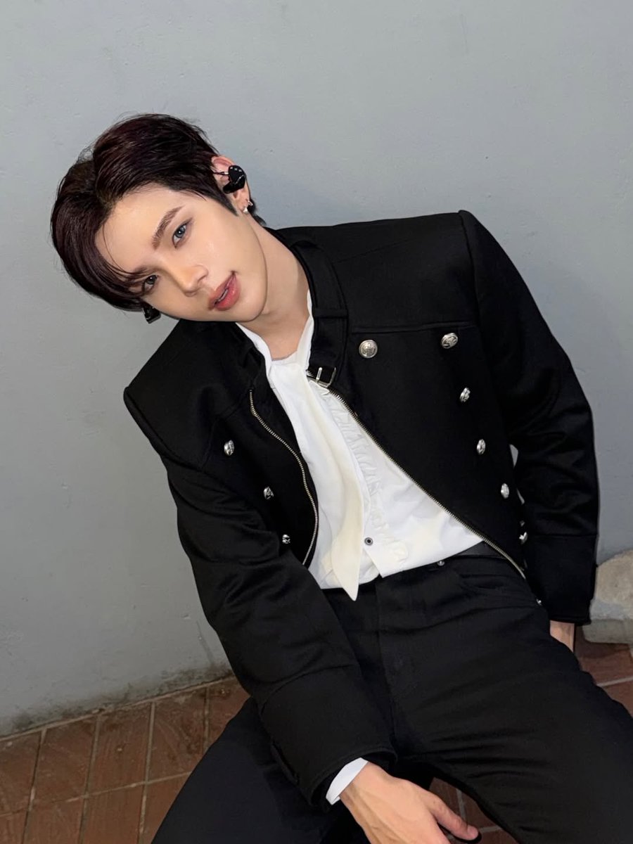 นี่สินะ โฉมหน้าของคนที่ถูกรีวิวว่าหล่อมากๆในงานคอนค่ายเมื่อวาน 😭 เออ หล่อจริง