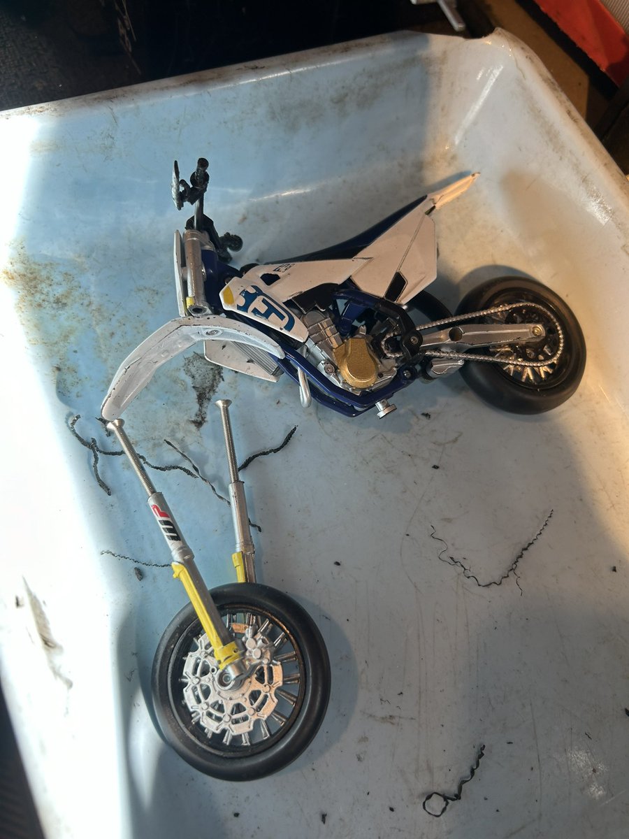 yujiro_73's tweet photo. 子供もFS450クラッシュさせてフォーク真っ二つに折って壊したから全力で修理した🛠️

面を削って〜
10mmずつ穴開けて〜
ビス刺して〜
出しろ10mmに切って〜
合体🤩 https://t.co/i1oNOKUtRV