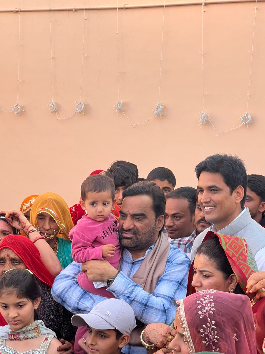 तिलोनिया (किशनगढ़) पहुंचकर किशनगढ़ से विधायक श्री विकास चौधरी के नव - विवाहित भाई श्री मनोज व मनोज की धर्मपत्नी को आशीर्वाद दिया,इस अवसर पर विकास जी और उनके परिजनों तथा तिलोनिया के ग्रामीणों ने आत्मीय अभिनंदन किया | 
मान -सम्मान देने के लिए सभी का धन्यवाद |