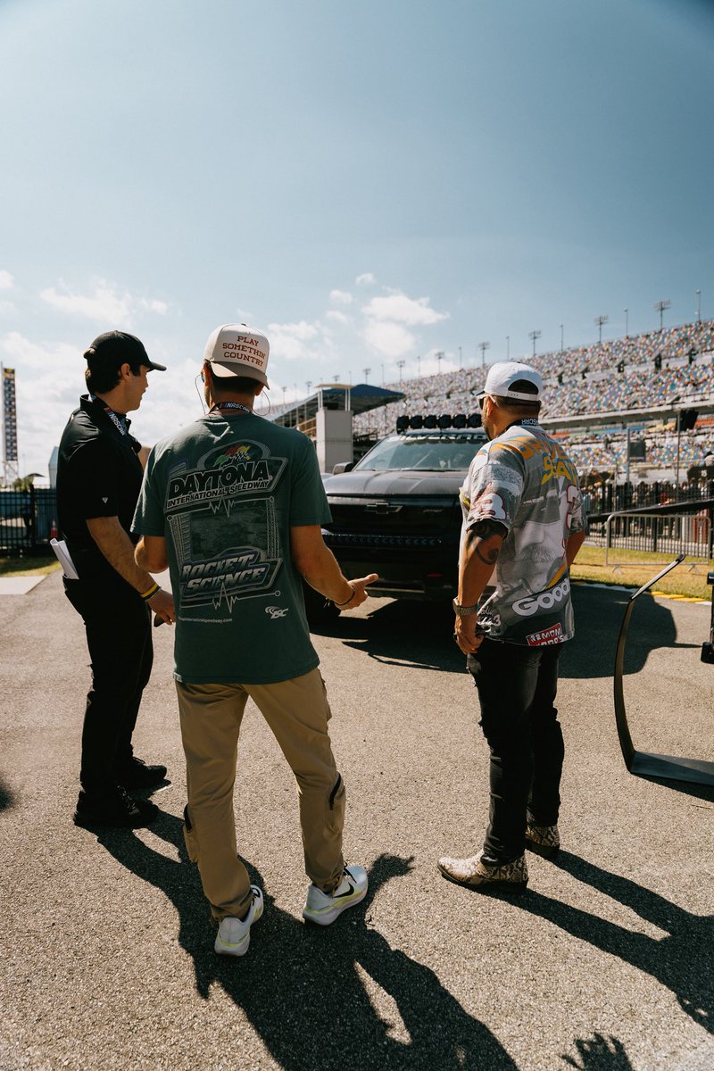 Dustin Lynch tweet media