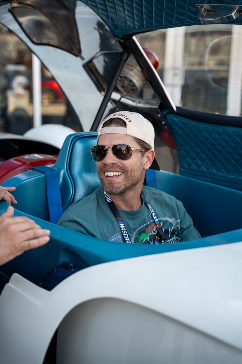 Dustin Lynch tweet media