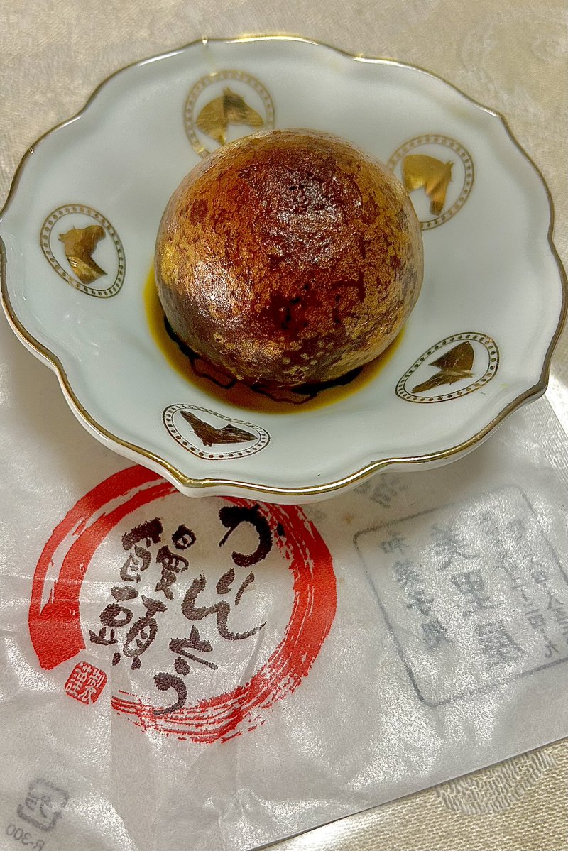 今週のおやつは美里屋さんのかりんとう饅頭。外皮のカリカリッとした期待通りの食感に、上品でちょうど良い甘さの餡が加わって大変美味しゅうございます。この優しさと繊細な口溶け、おそらく和三盆を使っておられるのでしょう。注文してからその場で揚げて下さるのがまた楽しみの一つであります🍡