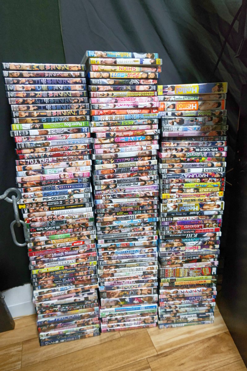 2/15
12時〜23時営業予定

先日頂いたこれらのDVDですが…
複数枚入りを別個で数えるとなんと200個越え！？
談話室でどれでも鑑賞できます😄