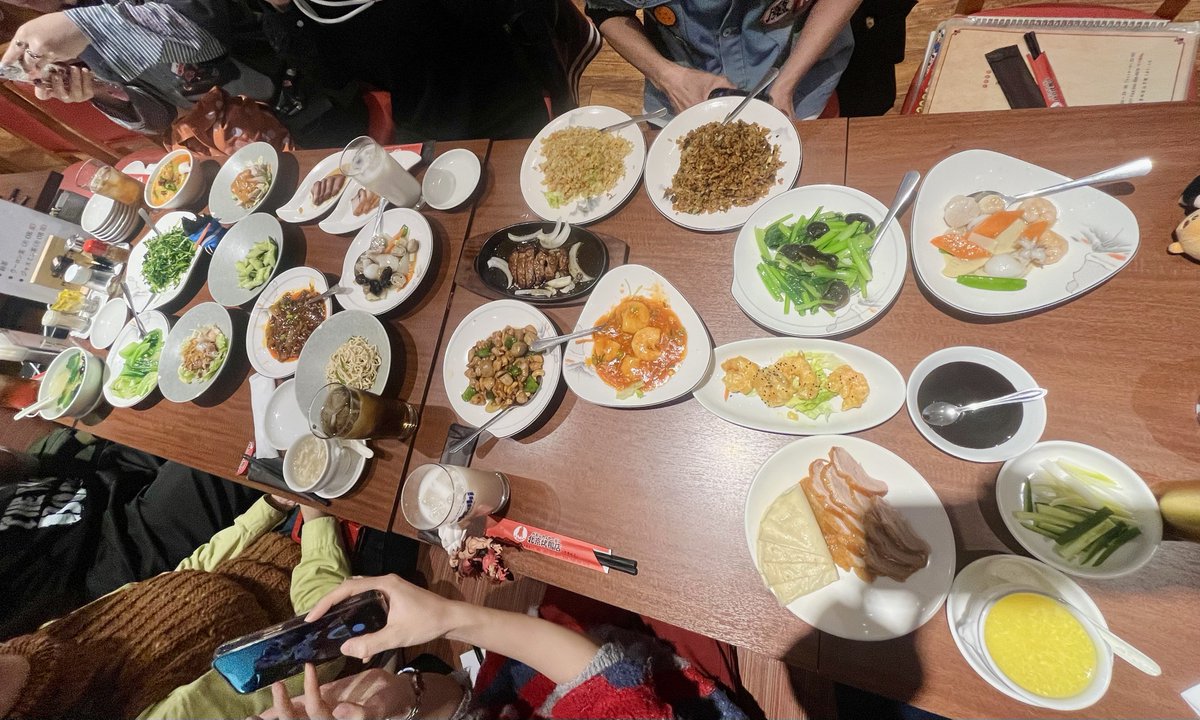 いつものメンバーで中華街の食べ放題🍽️
新年会って感じ！